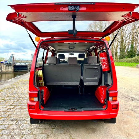 253 Transporter T4 VW rouge pompier 2001 AJT coffre