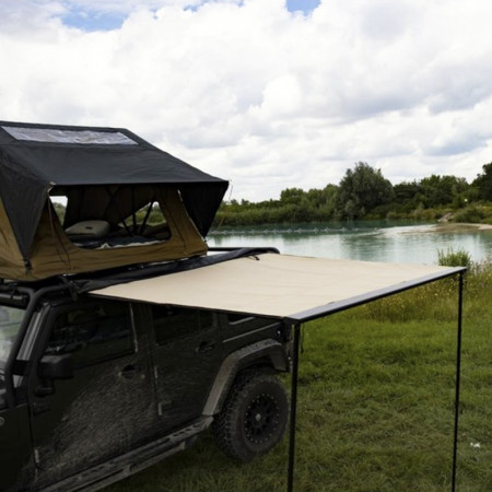 Marquise Vickywood store latéral camel fixée derrière tente de toit