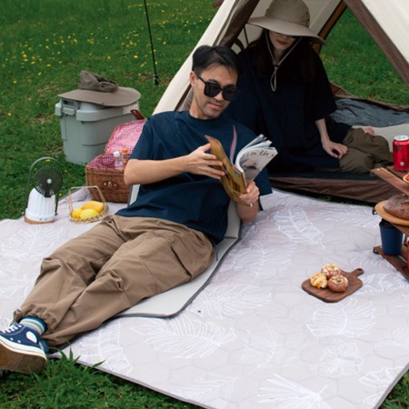 Picnic pad Wildland couverture de pique-nique grise au parc avec cambox shade lux