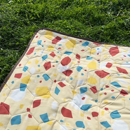 Picnic pad Wildland couverture de pique-nique isolante et imperméable jaune dépliée