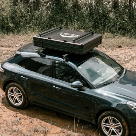 Barres de charge addtionnelle installées sur la tente de toit Summit Explorer 130 posée sur voiture citadine