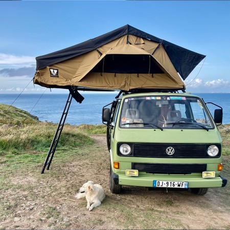 Vickywood Big Willow tente de toit familiale 160 camel vacances à Belle-Île Kombishop installée sur VW T3