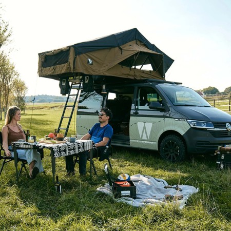Tente de toit Big Willow 180 de Vickywood pliante camel installée sur van VW