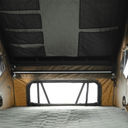 Tente de toit coque alu compacte Neo-Frontier de WildLand avec rangements au plafond doublé