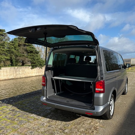 Véhicule 276 Kombishop M11084 VW Multivan T5 coffre ouvert