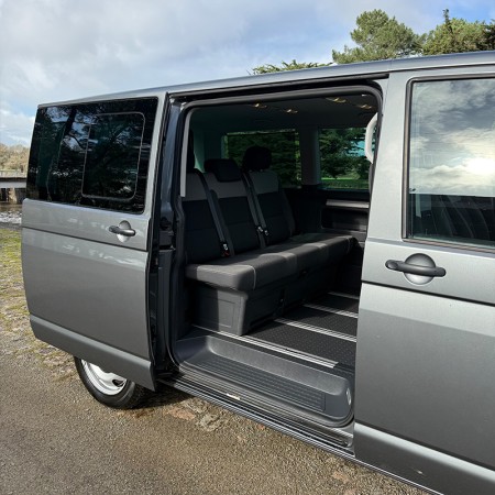 Véhicule 276 Kombishop M11084 VW Multivan T5 porte latérale ouverte