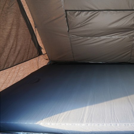 Matelas pneumatique auto-gonflant Wild Land 140 x 200 cm mis en place dans tente de toit Desert Cruiser