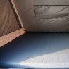 Matelas pneumatique auto-gonflant Wild Land 115 x 200 cm mis en place dans tente de toit Desert Cruiser