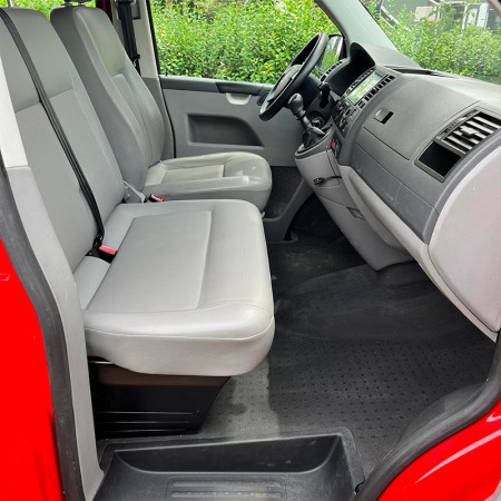 285 VW T5 Transporter 2008 / 123.000 km / 1.9 tdi 84 ch / L2H1 Kombishop intérieur cabine avant