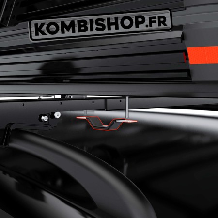 Etape numero 1 de mise en place de la patte de fixation pour tente de toit Wild Land