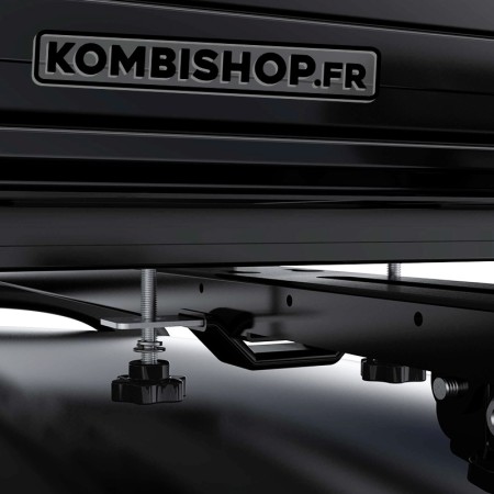 Etape numéro 3 de mise en place de la patte de fixation pour tente de toit Wild Land