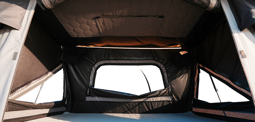 Intérieur spacieux et luminieux dans la tente de toit ROck Cruiser Pro 140 de WildLand chez Kombishop